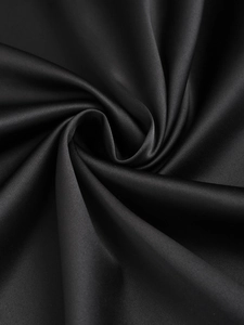 Gros plan sur le tissu en satin noir de haute qualité avec texture lisse et éclat