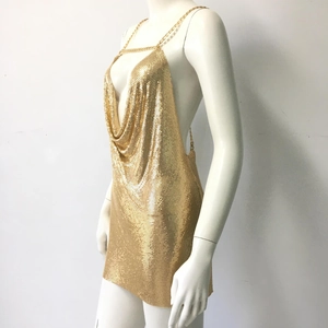 Détail de la robe mini en cotte de mailles dorée avec col bénitier et chaînettes