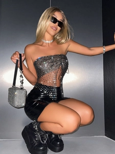 Sexy top in rete con paillettes e strass abbinato a minigonna in PVC da festa