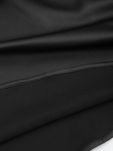 Gros plan sur le tissu en satin noir élégant avec une texture lisse et des coutures fines