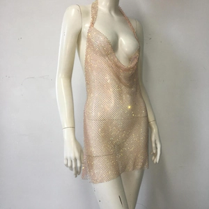 Dettaglio dell'abito all'americana color champagne in rete con strass scintillanti