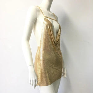 Détail de la robe à paillettes dorées avec bretelles chaîne et dos nu sexy