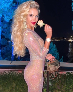 Détail d'une robe en maille à paillettes avec strass et accessoires de luxe