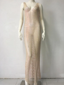 Dettaglio dell'abito a rete elastico con strass, maglia luccicante e scollo a V