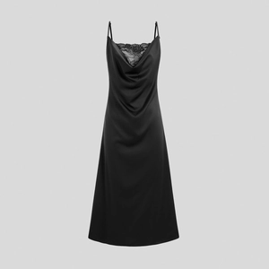 Dettaglio dell'abito sottoveste in raso nero con pizzo floreale e scollatura a V drappeggiata