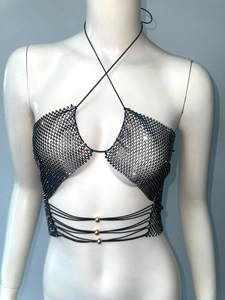 Detail eines schwarzen Strass-Netz-Halter-Tops mit goldenen Perlen an den Taillenbändern