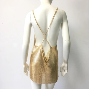 Détail de la texture maille métallique dorée et des bretelles chaînettes de la robe de soirée