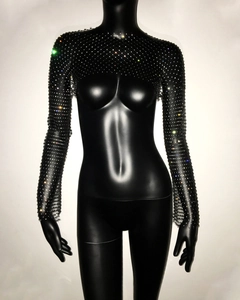 Detail eines schwarzen Netz-Bolero-Oberteils mit bunten Strasssteinen auf einer Puppe