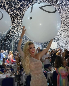 Gros plan de paillettes dorées champagne étincelantes et de strass sur la robe de soirée