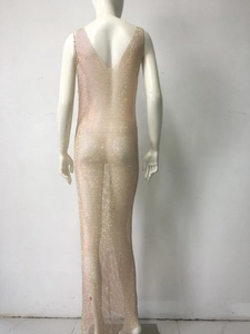 Dettaglio dell'abito in rete champagne con strass scintillanti e scollo a V sul retro
