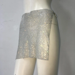 Detailansicht eines glitzernden silbernen Pailletten-Minirocks mit seitlichen Ketten