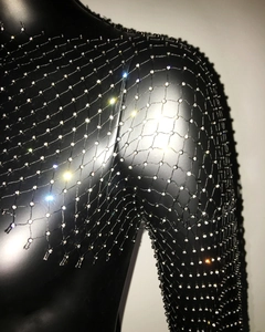 Detailansicht des schwarzen Netz-Langarmshirts mit funkelnden silbernen Strasssteinen