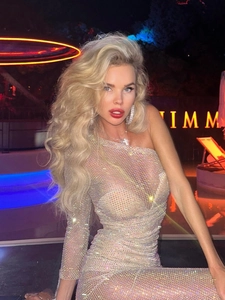 Gros plan sur le tissu en mesh transparent avec strass brillants sur la robe sexy