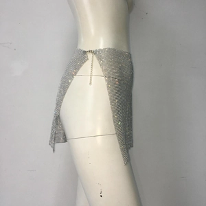Detailansicht des silbernen Paillettenrockes mit Metallketten und glänzenden Strasssteinen
