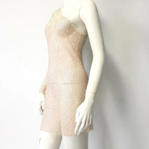 Détail de la robe asymétrique en mesh champagne avec strass scintillants haute densité