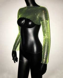 Detail von neongrünem Strass-Netz-Crop-Top mit funkelndem Mesh-Gewebe-Muster