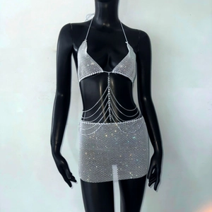 Détail de l'ensemble avec haut dos nu et mini-jupe en maille de strass brillants