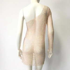 Gros plan détaillé des strass irisés sur la robe en résille asymétrique transparente