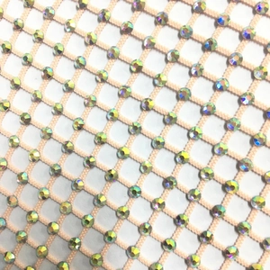 Gros plan de strass AB étincelants sur tissu en maille élastique pour robe de soirée