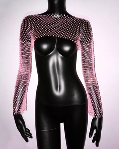 Detail des rosa Fischnetz-Crop-Tops mit glitzernden Strasssteinen auf schwarzer Puppe
