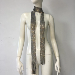 Détail macro d'une écharpe en maille strass de luxe avec franges brillantes pour soirée