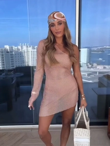 Robe mini sexy à une épaule en maille avec strass pour des soirées élégantes