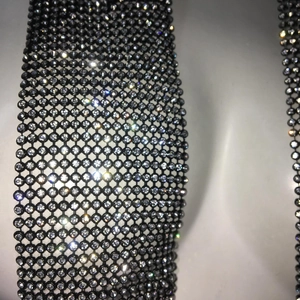 Vue détaillée de l'écharpe en maille noire avec des strass brillants et des paillettes