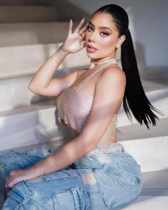 Primo piano del crop top a rete con strass color oro champagne e dettagli scintillanti