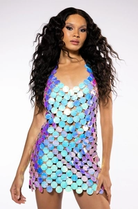 Dettaglio delle paillettes olografiche iridescenti e maglie metalliche dell'abito all'americana