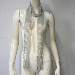 Détail d'une écharpe en maille strass argentée avec franges pour la fête