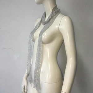 Détail d'une écharpe collier en maille strassée argentée avec franges en cristal