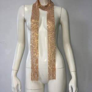 Détail d'une écharpe à pampilles en strass doré champagne avec des franges métalliques