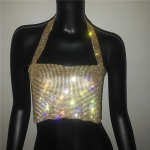 Vue détaillée du haut dos nu étincelant en strass avec maille de chaîne dorée