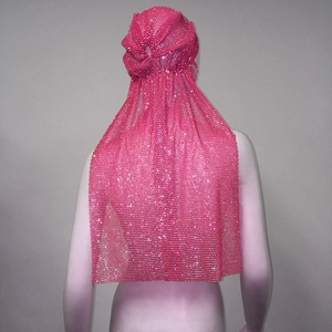 Vue arrière détaillée d'un turban en résille rose avec strass brillants et longue traîne