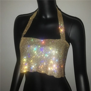 Détail du haut dos nu doré orné de strass étincelants à haute densité sur mannequin