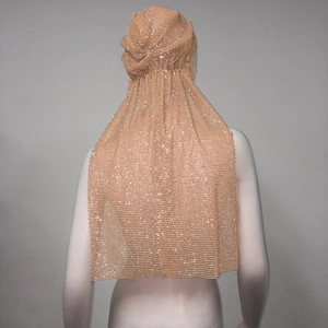 Détail des strass étincelants sur le turban résille à longue queue pour les festivals
