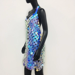 Dettaglio dell'abito con paillettes olografiche e maglie metalliche per feste rave
