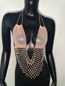 Dettaglio della catena per il corpo in strass rosa con nappe a rete a forma di V