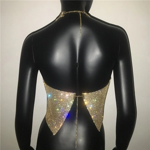 Détail du haut en maille strass dorée montrant la chaîne réglable au dos sur mannequin