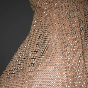 Détail du tissu en résille champagne avec strass scintillants pour tenue de soirée