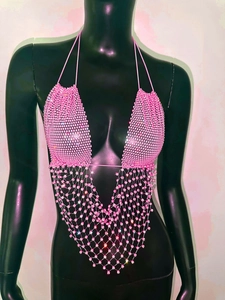 Dettaglio del top a rete rosa con strass che mostra la texture scintillante della maglia