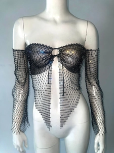 Détail du haut résille noir avec paillettes colorées et manches longues à épaules dénudées