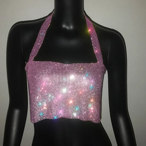 Vue détaillée des strass roses et de la maille métallique sur ce crop top dos nu