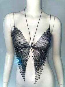 Gros plan détaillé d'un top en résille noire avec des strass brillants sur un mannequin