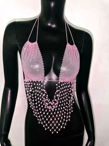 Vista dettagliata del top all'americana a rete rosa con strass e maglia luccicante