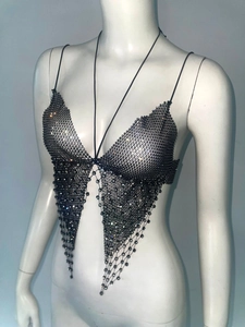 Détail du haut en résille noire avec strass brillants et ourlet en triangle asymétrique