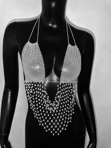 Dettaglio del top a fascia con strass argentati e frange a rete per feste chic