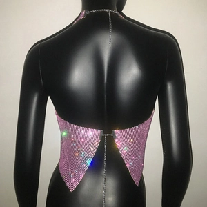 Vista posteriore del top all'americana con strass rosa, maglia metallica e catene