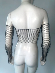 Détail macro du haut résille sexy avec strass scintillants et design dos ouvert