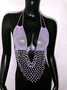 Dettaglio macro del top a strass viola con pendente a rete per abiti da festa